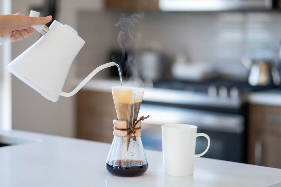 การดริปกาแฟด้วยกาสีขาวในครัวสว่าง